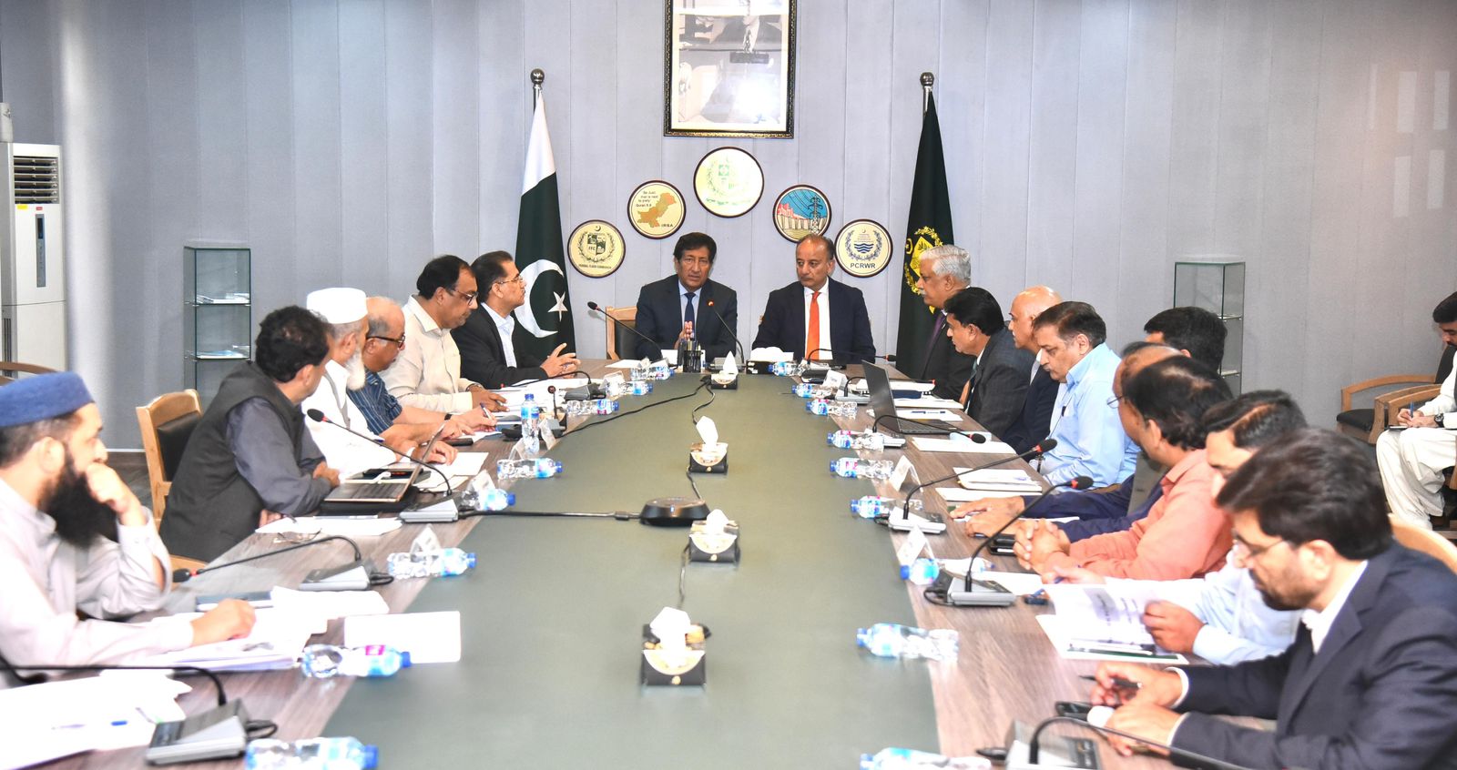 Islamabad – On the directive of the Prime Minister, Federal Minister for Water Resources, Muhammad Mueen Watto chairs a high-level meeting on water storage and flood control, September 23, 2025.